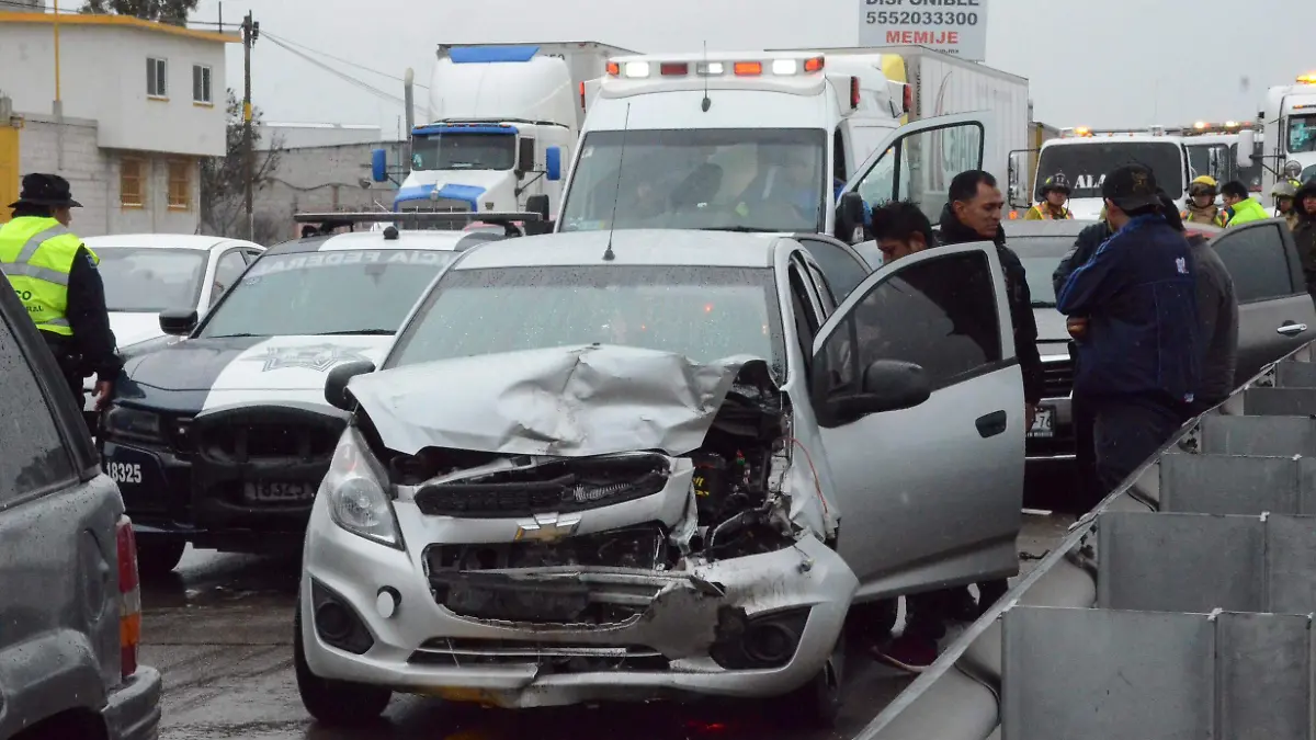 21 DIC UN CARRO CHOCÓ CONTRA